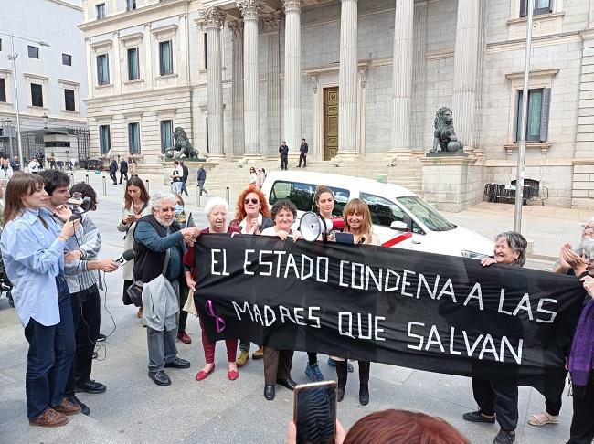 Protesta por la causa de María Salmerón a las puertas del Congreso.