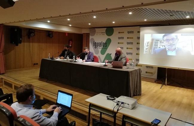 Una de las dos mesas de la Jornada ‘Transición Energética en las Ciudades. Obstáculos y retos para tener ciudades sostenibles y seguras’