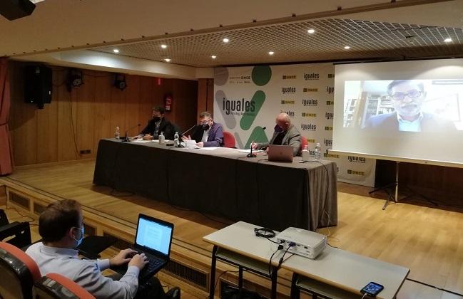 Una de las dos mesas de la Jornada  ‘Transición Energética en las Ciudades. Obstáculos y retos para tener ciudades sostenibles y seguras’