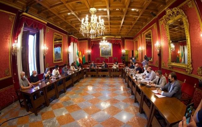 Imagen de la reunión de la Mesa del Ferrocarril en el Ayuntamiento de Granada.