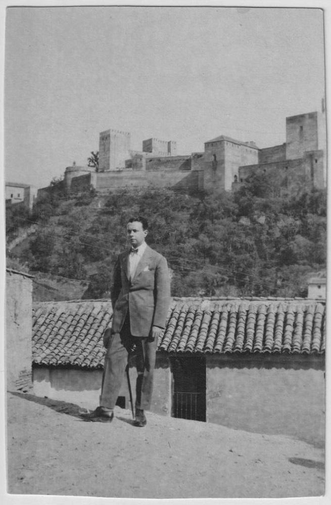 Manuel Fernández Montesinos, en una imagen del archivo familiar, con la Alhambra al fondo.