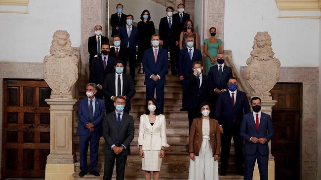 Los presidentes autonómicos, junto al rey y el presidente del gobierno en la reunión de San Millán de La Cogolla.