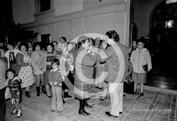 Protesta vecinal del vecindario de Cartuja, hace 38 años, a las puertas del Ayuntamiento de Granada.