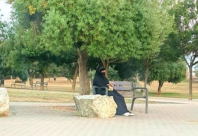 Mujer cubierta en Badalona.