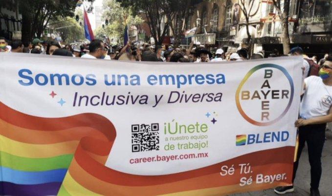 Pancarta de una farmacéutica en la Fiesta del Orgullo de Madrid.