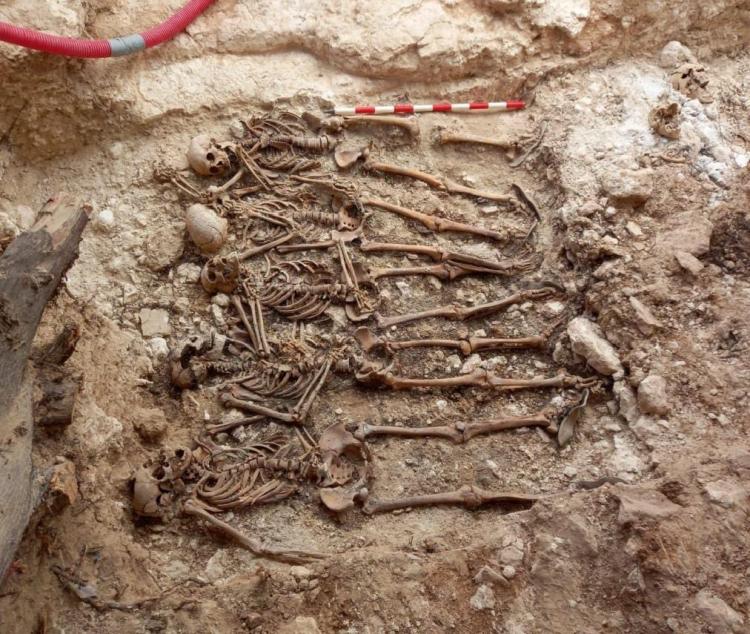Fosa con los cinco restos que han sido exhumados.
