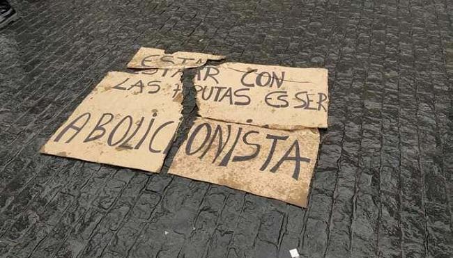 Imagen de una de las pancartas que los transactivistas rompieron a las feministas el 8M en Barcelona.
