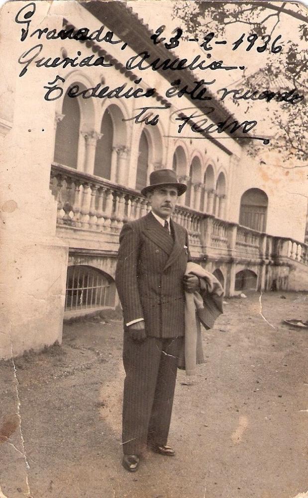 Pedro Domínguez Mazo en una fotografía junto a la Biblioteca del Salón.