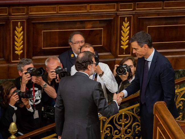 Rajoy saluda a Sánchez, tras ser elegido el socialista presidente del Gobierno.