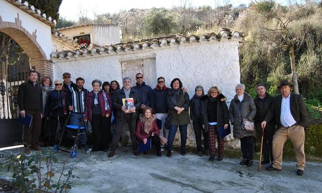 Familiares de las víctimas de Pinos Genil con representantes de la Asociación Granadina para la Recuperación de la Memoria Histórica.