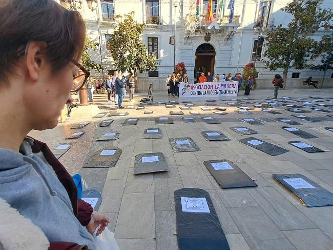 Homenaje a las víctimas de la violencia machista, este miércoles, de la Asociación La Volaera.