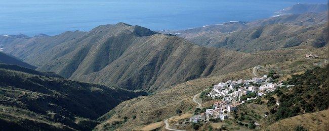 Vista de Polopos, con los campos sin apenas bosques.