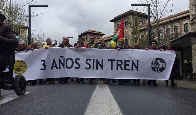 Cabecera de la manifestación de este domingo por tres años sin tren.