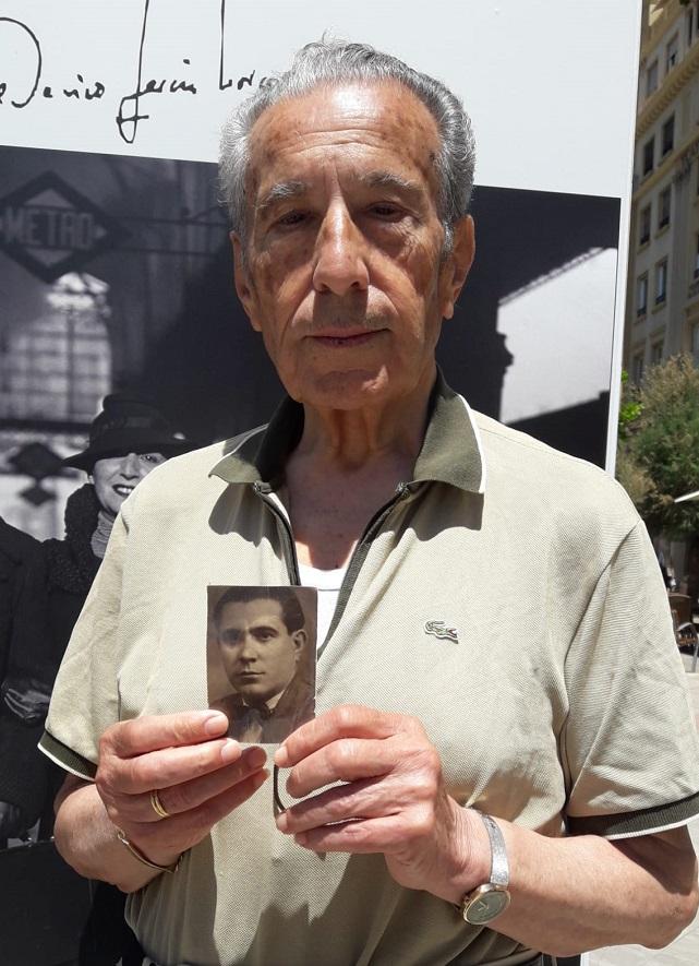 Gabriel Fernandez Valladares muestra la foto de su padre, Juan Fernández Rosillo.