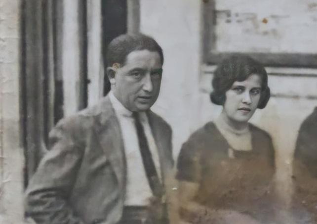 Valentín Pinto Tomás y Mercedes Gómez, por las calles de Granada.