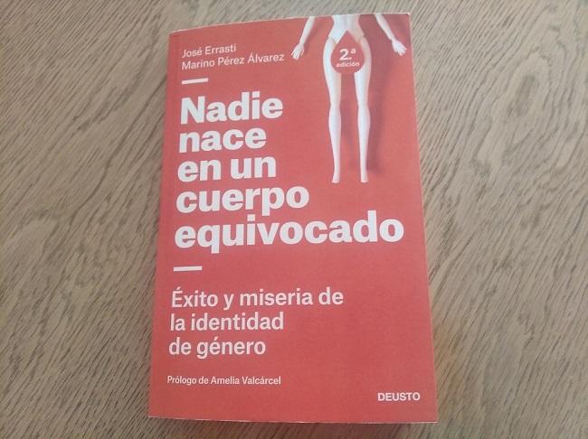 Portada de 'Nadie nace en un cuerpo equivocado. Éxito y miseria de la identidad de género', de José Errasti y Marino Pérez.