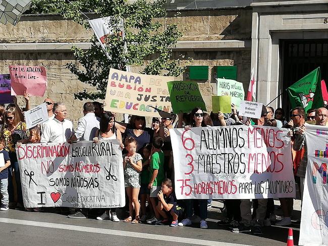 Concentrados ante la sede de la Junta de madres y padres afectados por los recortes en Educación.