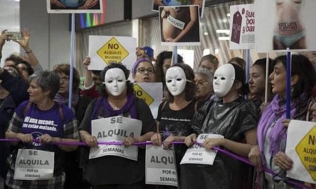 Protesta contra los vientres de alquiler.