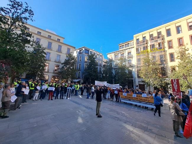 Protestas de distintos colectivos y servicios municipales en la Plaza del Carmen, durante el último pleno.