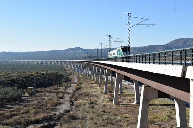 Pruebas del tren laboratorio en el trazado del AVE a Granada.