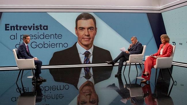 Pedro Sánchez durante la primera entrevista que condece tras desvelar que seguía al frente el Gobierno.