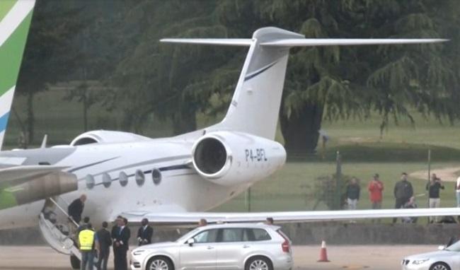 Juan Carlos I, a su llegada al aeropuerto de Vigo, este jueves.