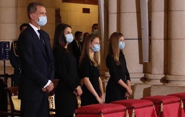 Los Reyes, la Princesa de Asturias y la Infanta Doña Sofía asisten a la eucaristía por las víctimas de la COVID-19.