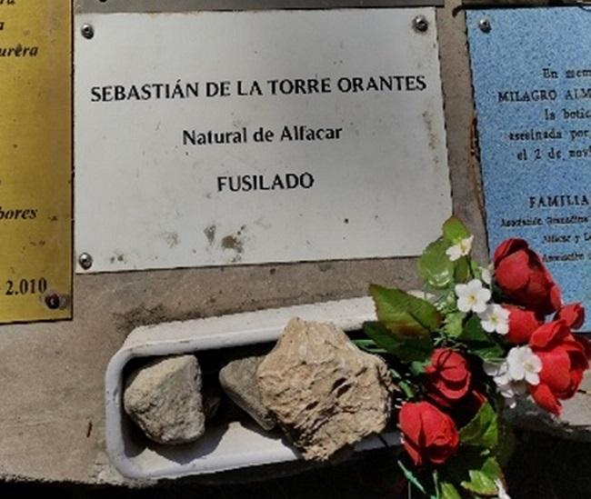 Placa en una de las piedras del Barranco de Víznar en recuerdo a Sebastián de la Torre Orante, natural de Alfacar. Fusilado