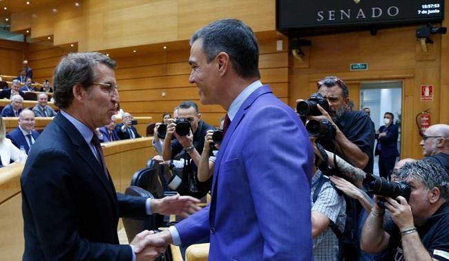 Pedro Sánchez y Alberto Núñez Feijóo, en su primer cara a cara, en el Senado, el pasado 7 de abril.