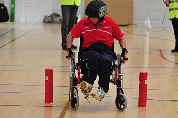 Participante de una competición de slalom en silla de ruedas.