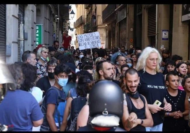 Mossos d'Esquadra impiden que una marcha 'trans' se enfrente en Barcelona, el pasado 26 de junio, con una marcha feminista.