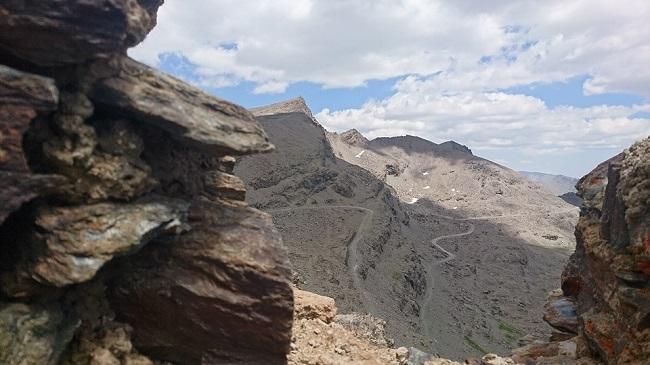 Imagen desde una de las trincheras que hay en la cima de de Loma Púa, junto a la Carihuela, en la que se divisa el Veleta y el carril que va hacia el Mulhacén y también a la Alpujarra.