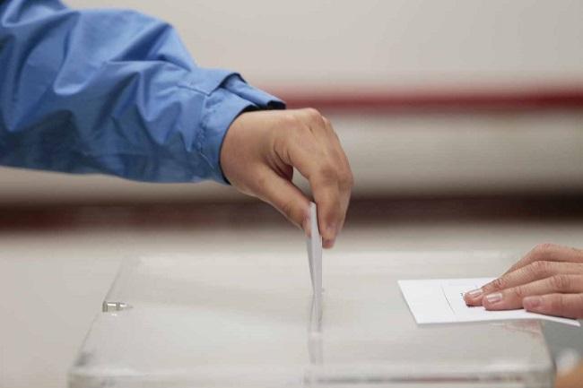 Un ciudadano deposita su voto en la urna. 