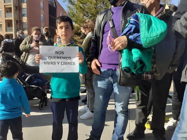 Un niño, en la concentración en Parque Nueva Granada por asesinato machista de Lorena Requena Portero.