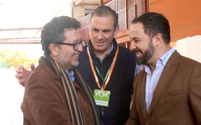 Abascal (derecha), con Ortega y Serrano. Abascal (derecha), con Ortega y Serrano.