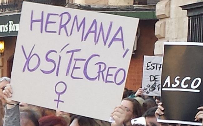 Detalle de un cartel en una concentración en Granada. 