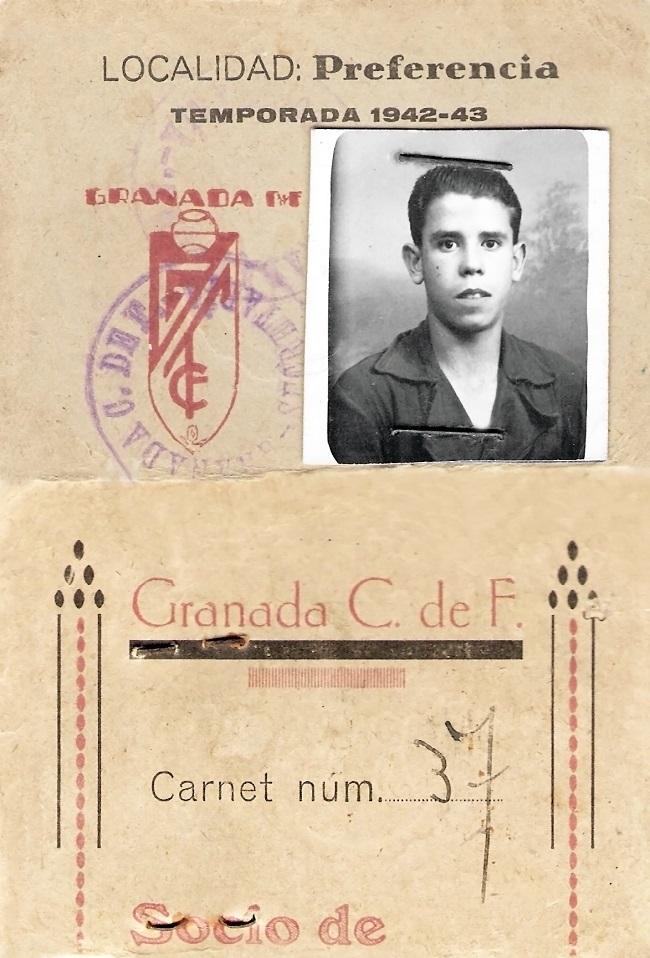Carné de socio del Granada Club de Fútbol del abuelo del autor, Antonio García López (temporada 1942-1943).