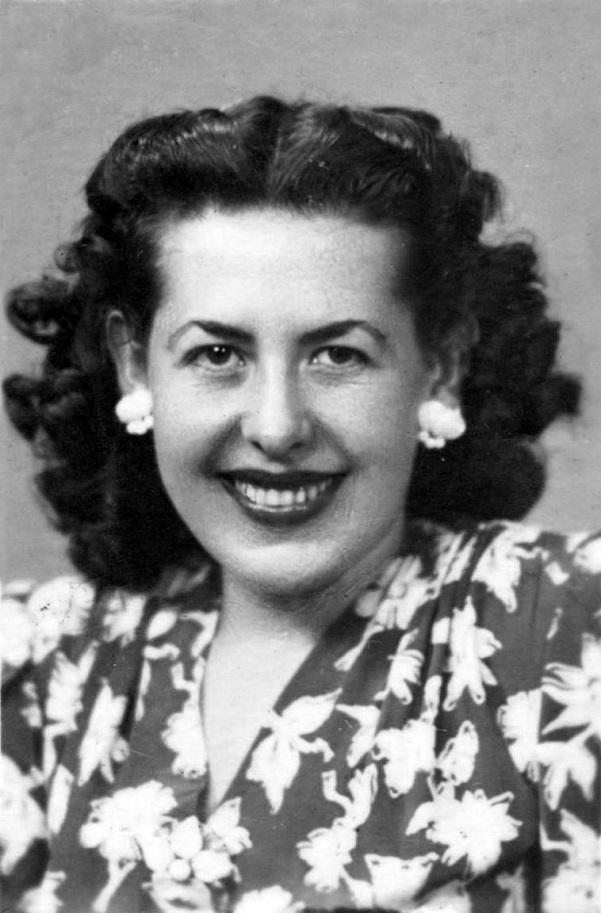 Concepción Labrac López, tía abuela del autor, fotografiada a los 24 años, en octubre de 1947, solo un mes después de las fiestas que han inspirado esta Leyenda.