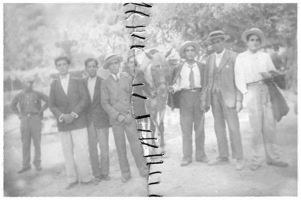 José Jiménez de Toro con varios amigos (y un caballo) en el paseo de los Tristes, el domingo 10 de agosto de 1930.