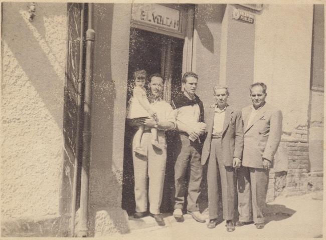 Manuel Valor Cara, en el bar El Volcán de la Cuesta de los Molinos, junto a otros parroquianos en la década de los sesenta del siglo XX.