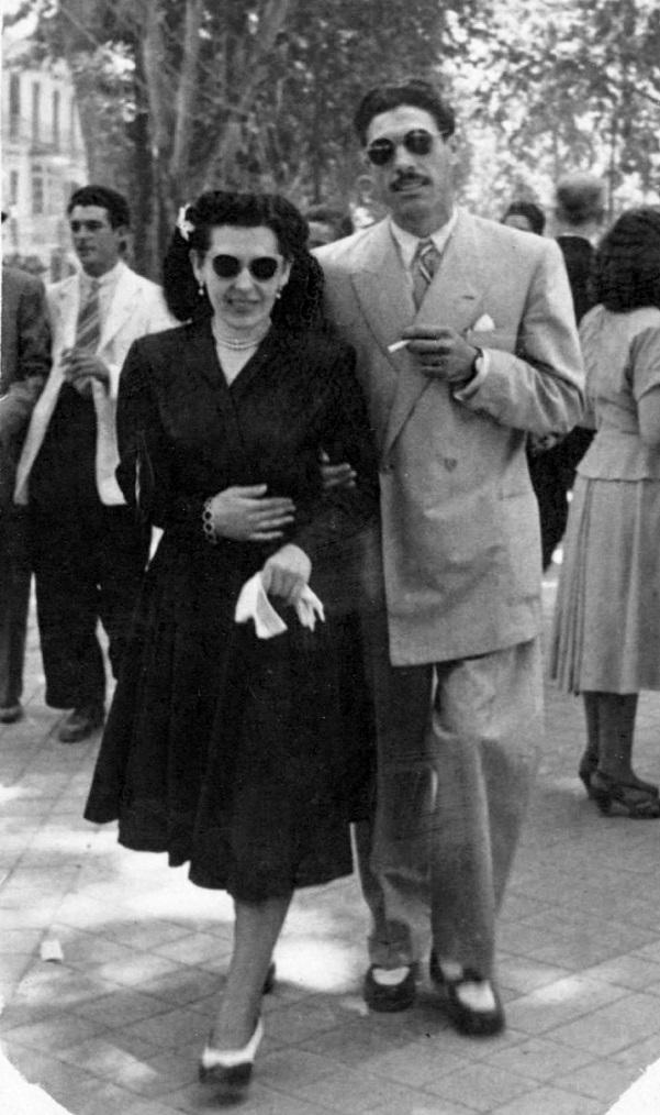 Pareja de enamorados caminando por la antigua Carrera del Genil el 19/06/1949.