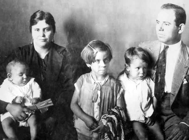 El patriarca, Plácido García Coca y su esposa,  Antonia López Romero, sobre 1928, junto a, de izquierda a derecha, sus hijos Luis, Angelitas y Antonio García López.