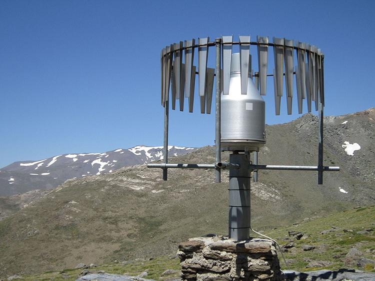 Uno de los elementos de la estación meteorológica del Poqueira. 