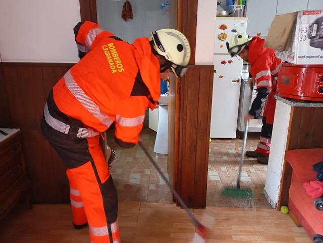 Bomberos achican agua en una vivienda de la calle Mar de Plata. 