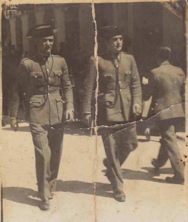 José Jiménez Toro, a la derecha, patrullando con su uniforme de la Guardia Civil en Cataluña (1934-1936).