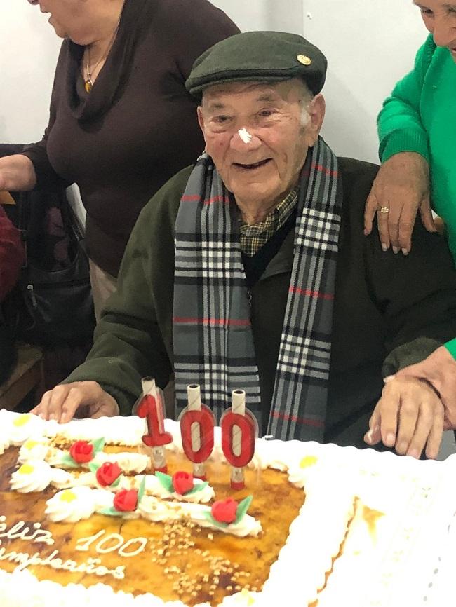 Antonio Álvarez Ortuño, celebrando sus cien cumpleaños el pasado sábado.