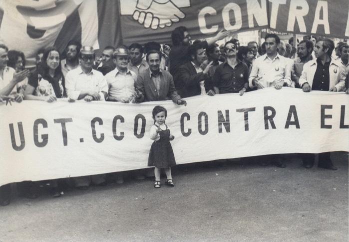 Lola Hita, a la izquierda, en la manifestación del 1 de mayo de 1978 junto a dirigentes de CCOO y UGT de Granada.