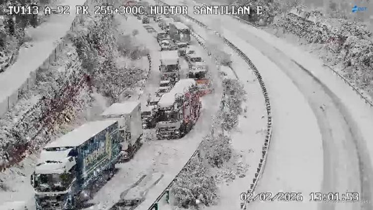 Camiones y coches atrapados en la nieve en las inmediaciones del Puerto de la Mora.