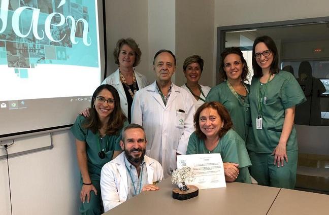 Equipo de Urología del hospital, con el premio recibido.