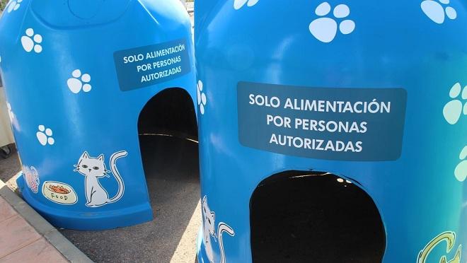 Contenedores de vidrio que sirven de comedero y resguardo para gatos callejeros. 